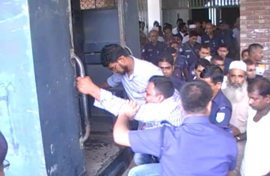 Convicts seen entering police vehicle after the verdict on August 8, 2017 Dhaka Tribune 
