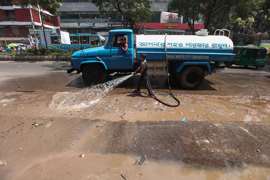 A DNCC truck cleans up animal waste from a road in Mirpur's Shewrapara area in Dhaka on September 3, 2017 Rajib Dhar/Dhaka Tribune