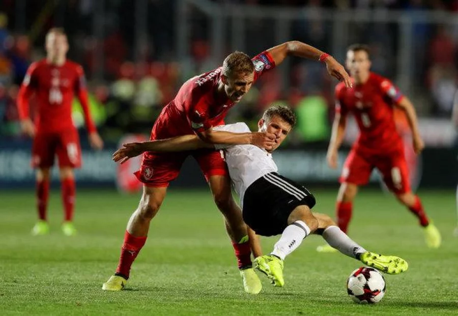 Soccer Football - 2018 World Cup Qualifications - Europe - Czech Republic vs Germany - Prague, Czech Republic - September 1, 2017   Germany’s Thomas Muller in action with Czech Republic’s Tomas Soucek     REUTERS/David W Cerny