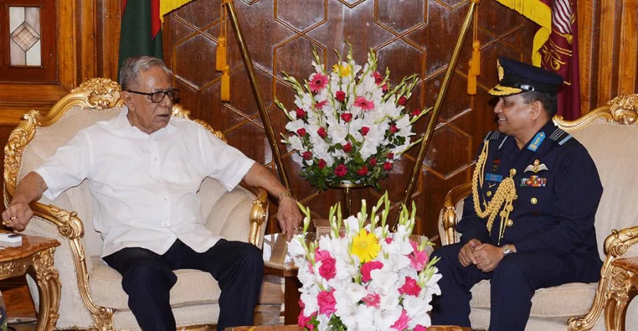PM awards new air chief his rank badge